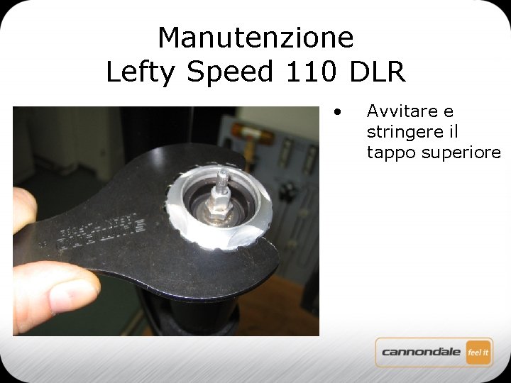 Manutenzione Lefty Speed 110 DLR • Avvitare e stringere il tappo superiore 