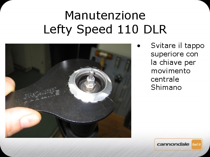 Manutenzione Lefty Speed 110 DLR • Svitare il tappo superiore con la chiave per