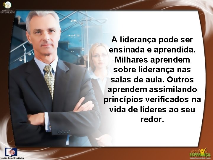 A liderança pode ser ensinada e aprendida. Milhares aprendem sobre liderança nas salas de