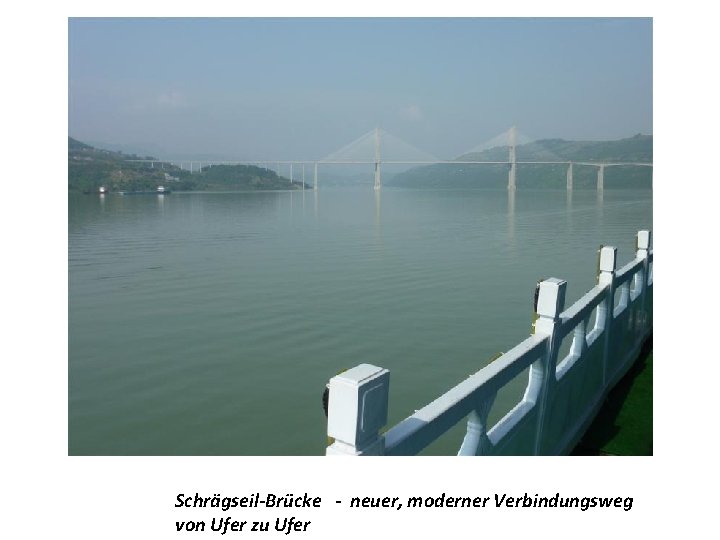 Schrägseil-Brücke - neuer, moderner Verbindungsweg von Ufer zu Ufer 