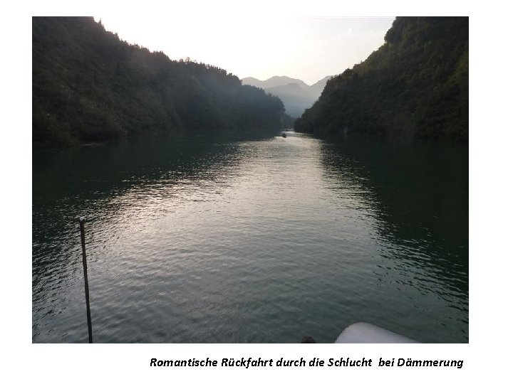 Romantische Rückfahrt durch die Schlucht bei Dämmerung 