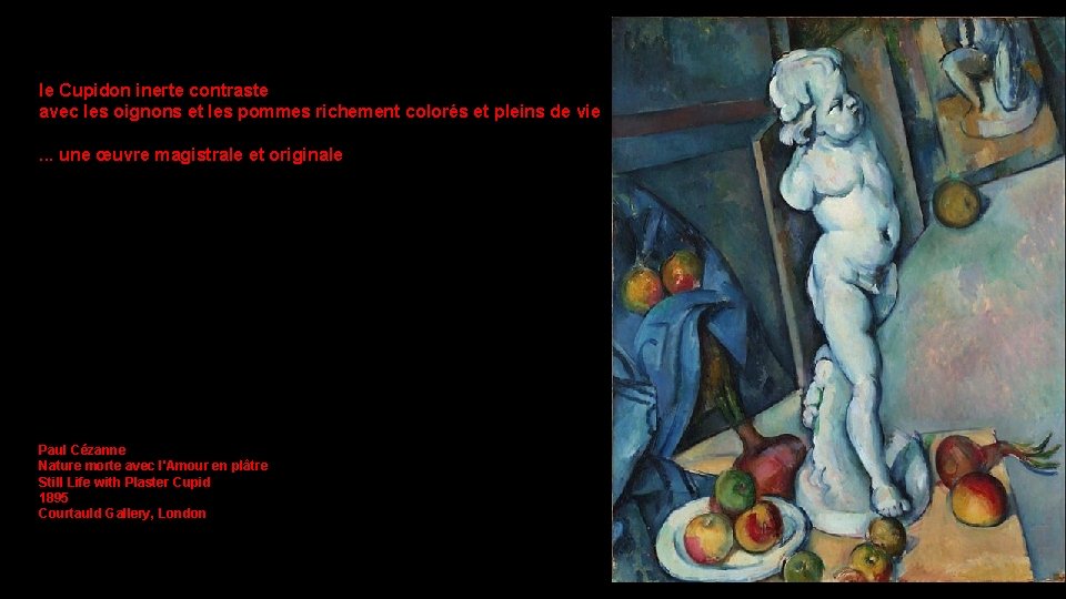 le Cupidon inerte contraste avec les oignons et les pommes richement colorés et pleins