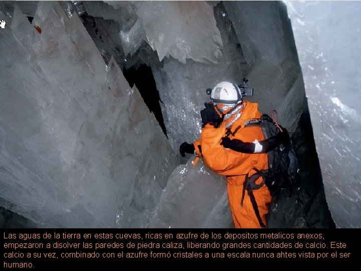 Las aguas de la tierra en estas cuevas, ricas en azufre de los depositos