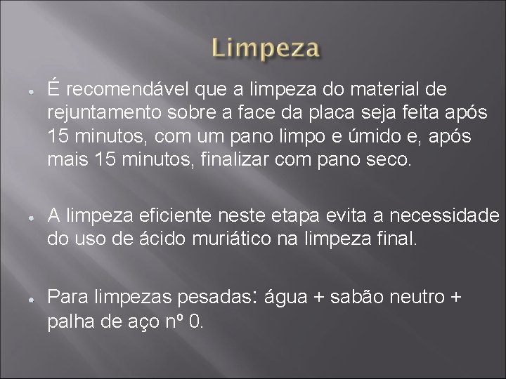 É recomendável que a limpeza do material de rejuntamento sobre a face da placa