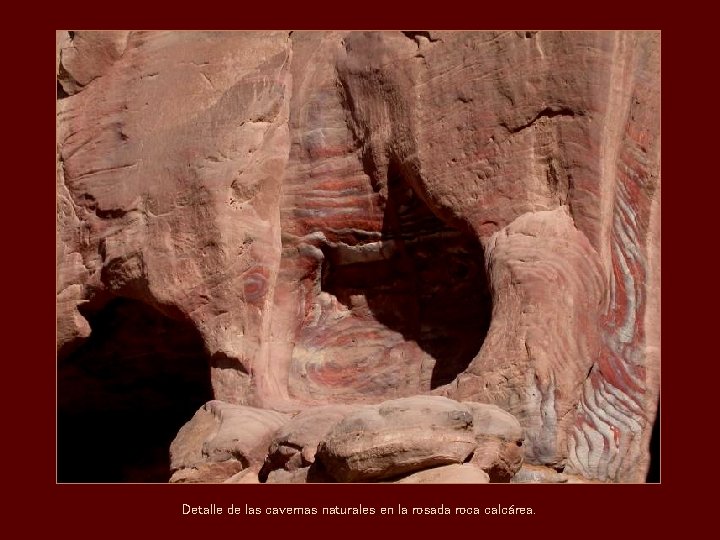 Detalle de las cavernas naturales en la rosada roca calcárea. 