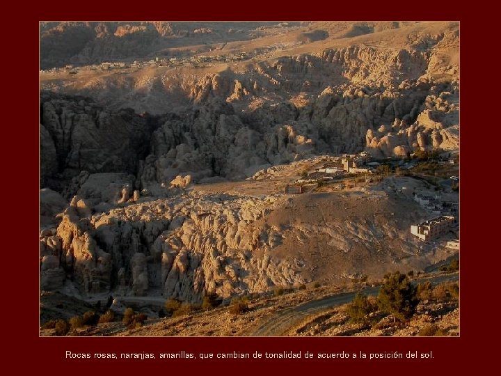 Rocas rosas, naranjas, amarillas, que cambian de tonalidad de acuerdo a la posición del