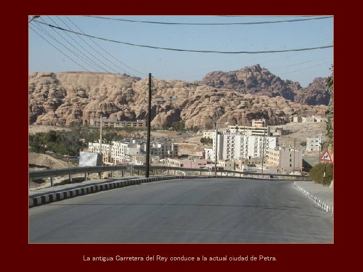 La antigua Carretera del Rey conduce a la actual ciudad de Petra. 