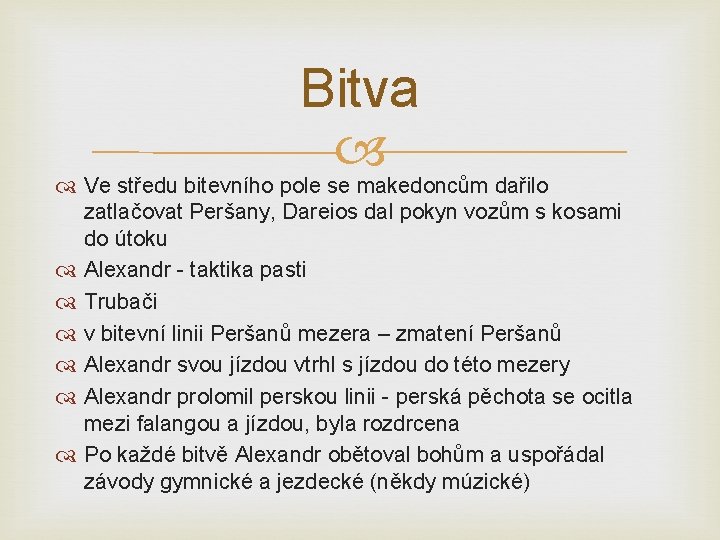 Bitva Ve středu bitevního pole se makedoncům dařilo zatlačovat Peršany, Dareios dal pokyn vozům