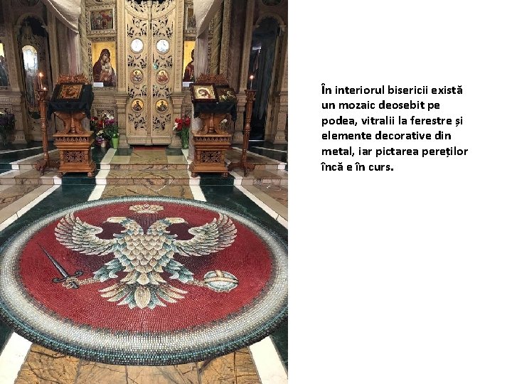 În interiorul bisericii există un mozaic deosebit pe podea, vitralii la ferestre și elemente