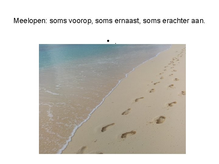 Meelopen: soms voorop, soms ernaast, soms erachter aan. • . 