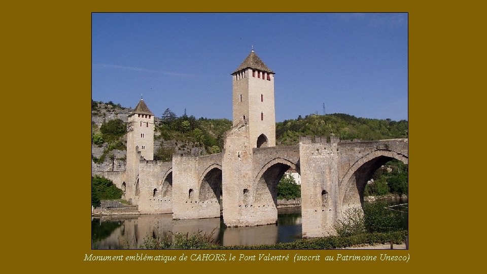 Monument emblématique de CAHORS, le Pont Valentré (inscrit au Patrimoine Unesco) 