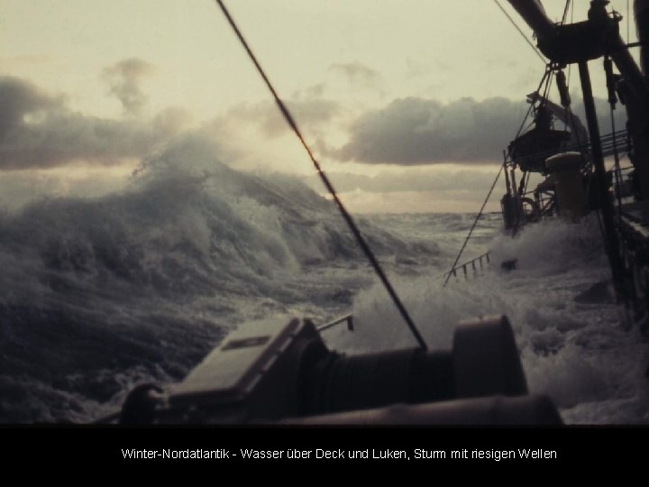 Winter-Nordatlantik - Wasser über Deck und Luken, Sturm mit riesigen Wellen 