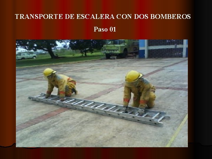 TRANSPORTE DE ESCALERA CON DOS BOMBEROS Paso 01 