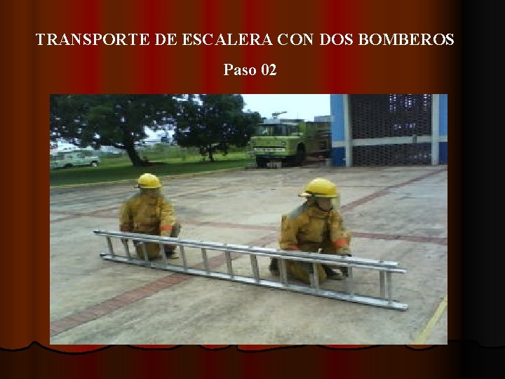 TRANSPORTE DE ESCALERA CON DOS BOMBEROS Paso 02 