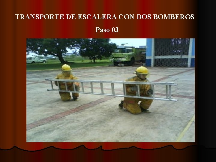 TRANSPORTE DE ESCALERA CON DOS BOMBEROS Paso 03 