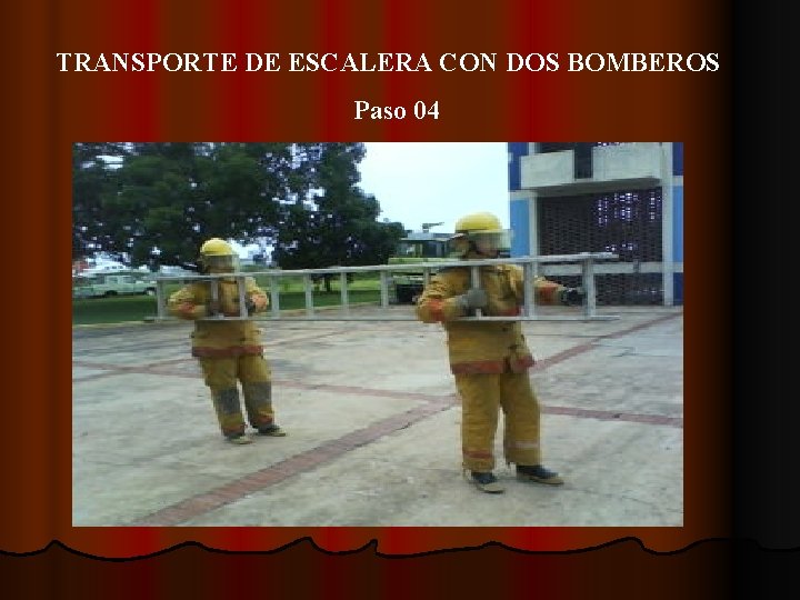 TRANSPORTE DE ESCALERA CON DOS BOMBEROS Paso 04 