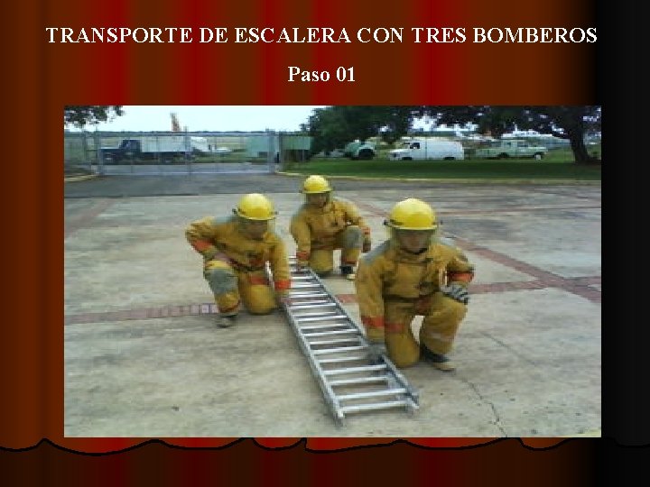 TRANSPORTE DE ESCALERA CON TRES BOMBEROS Paso 01 