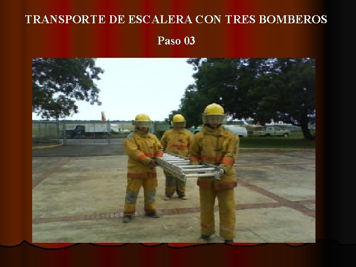 TRANSPORTE DE ESCALERA CON TRES BOMBEROS Paso 03 