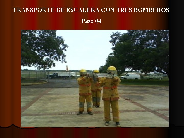 TRANSPORTE DE ESCALERA CON TRES BOMBEROS Paso 04 