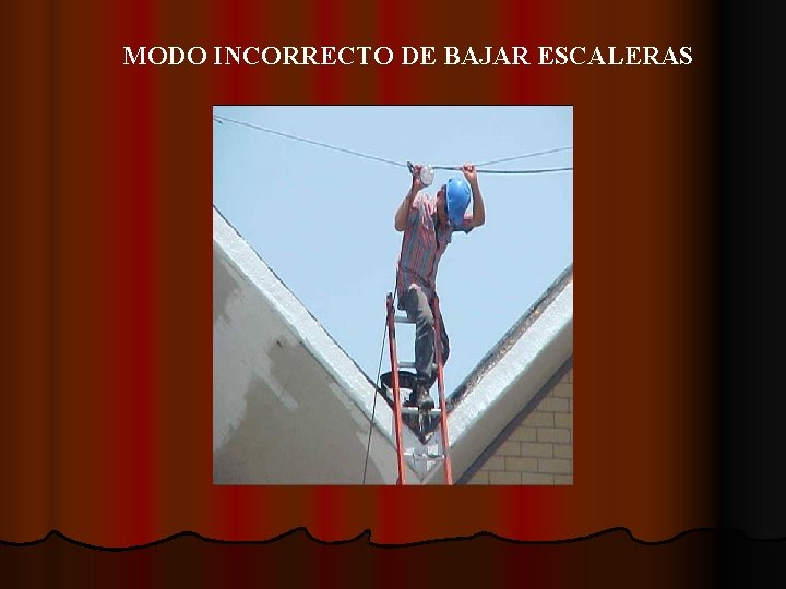 MODO INCORRECTO DE BAJAR ESCALERAS 