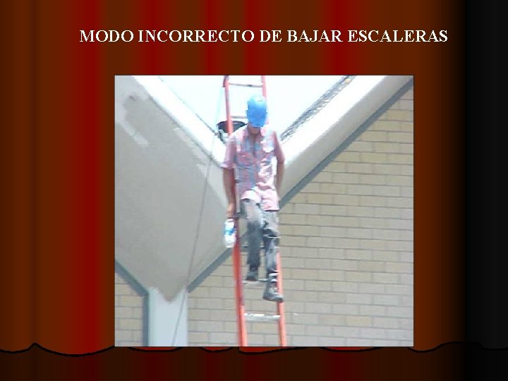 MODO INCORRECTO DE BAJAR ESCALERAS 