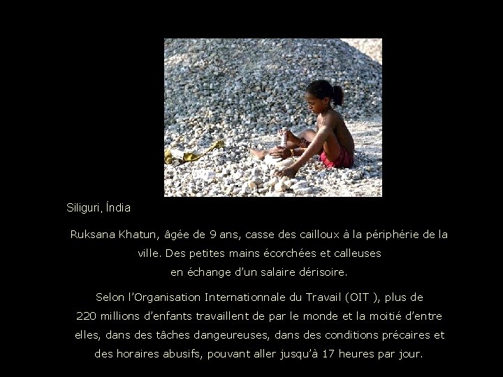 Siliguri, Índia Ruksana Khatun, âgée de 9 ans, casse des cailloux à la périphérie