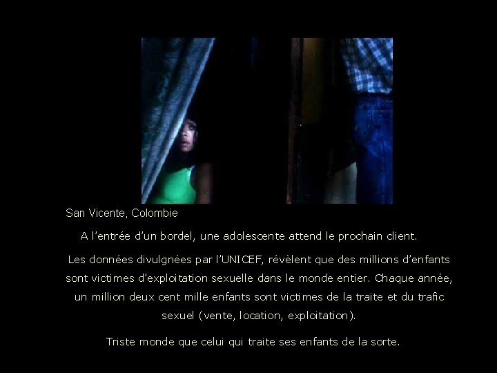 San Vicente, Colombie A l’entrée d’un bordel, une adolescente attend le prochain client. Les