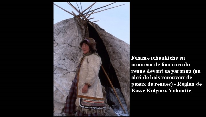 Femme tchouktche en manteau de fourrure de renne devant sa yaranga (un abri de