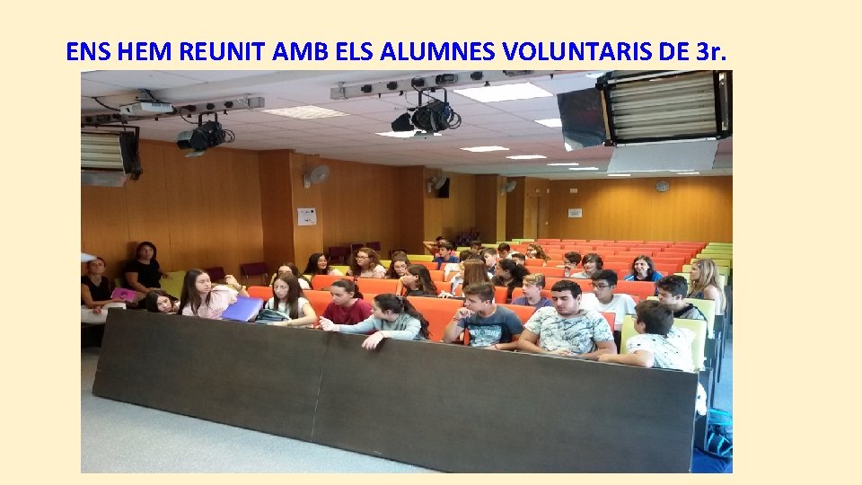 ENS HEM REUNIT AMB ELS ALUMNES VOLUNTARIS DE 3 r. 