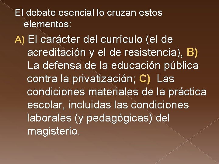 El debate esencial lo cruzan estos elementos: A) El carácter del currículo (el de