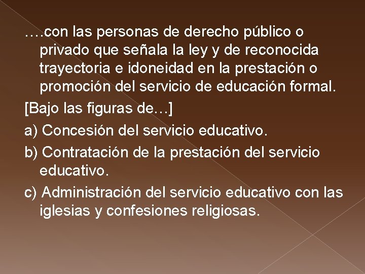 …. con las personas de derecho público o privado que señala la ley y