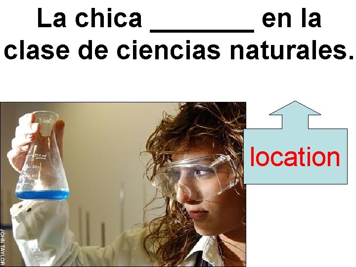La chica _______ en la clase de ciencias naturales. location 