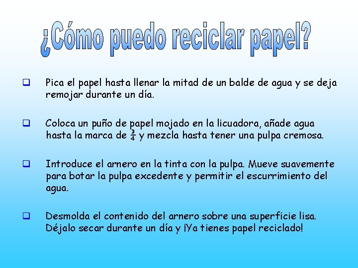 q Pica el papel hasta llenar la mitad de un balde de agua y