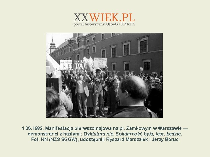 1. 05. 1982. Manifestacja pierwszomajowa na pl. Zamkowym w Warszawie — demonstranci z hasłami: