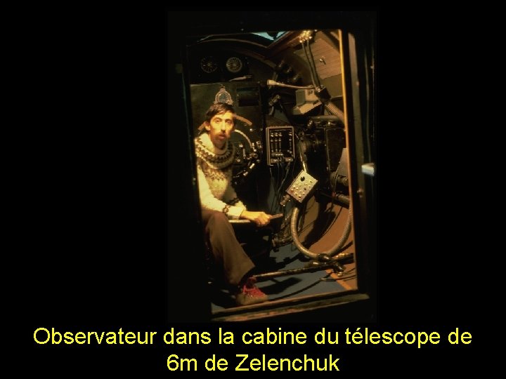 Observateur dans la cabine du télescope de 6 m de Zelenchuk Observateur dans la cabine du télescope de 6 m de Zelenchuk