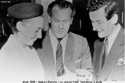 (Jean Cros) Mars 1958 – Maison-Blanche – Le colonel Peter Townsend, à droite 