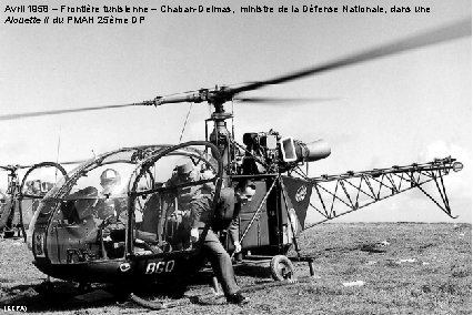 Avril 1958 – Frontière tunisienne – Chaban-Delmas, ministre de la Défense Nationale, dans une