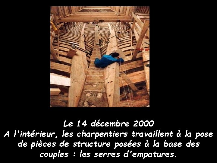 Le 14 décembre 2000 A l'intérieur, les charpentiers travaillent à la pose de pièces