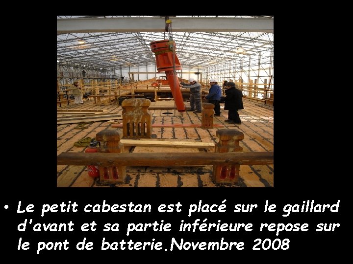  • Le petit cabestan est placé sur le gaillard d'avant et sa partie