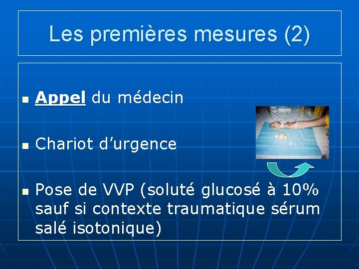 Les premières mesures (2) n Appel du médecin n Chariot d’urgence n Pose de