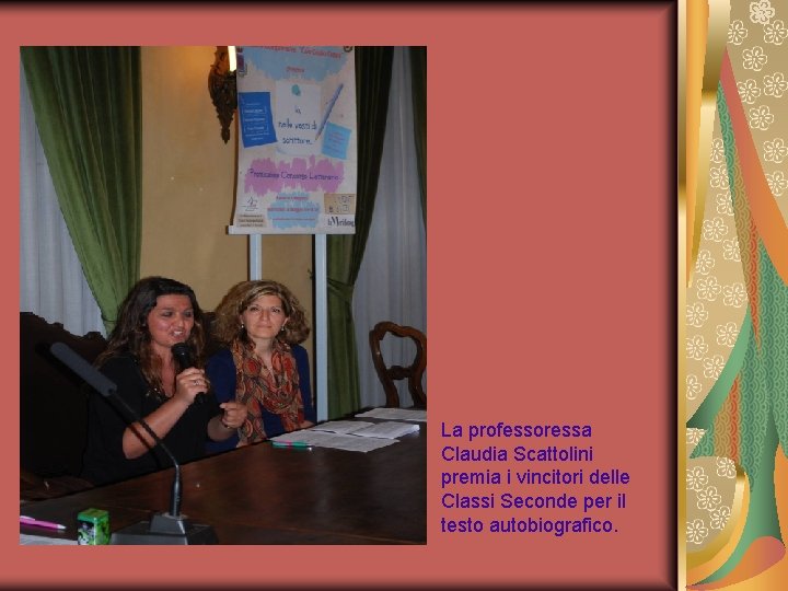 La professoressa Claudia Scattolini premia i vincitori delle Classi Seconde per il testo autobiografico.