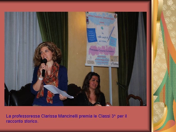 La professoressa Clarissa Mancinelli premia le Classi 3^ per il racconto storico. 