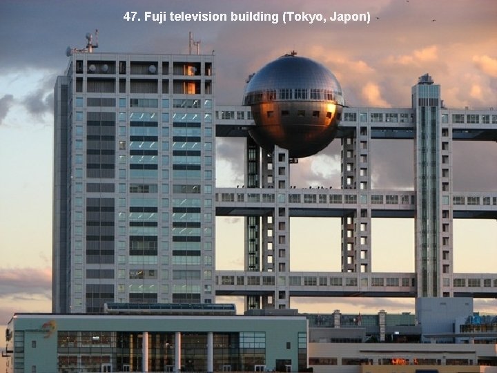 47. Fuji television building (Tokyo, Japon) 