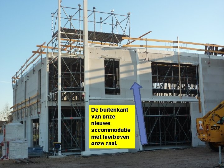 De buitenkant van onze nieuwe accommodatie met hierboven onze zaal. 