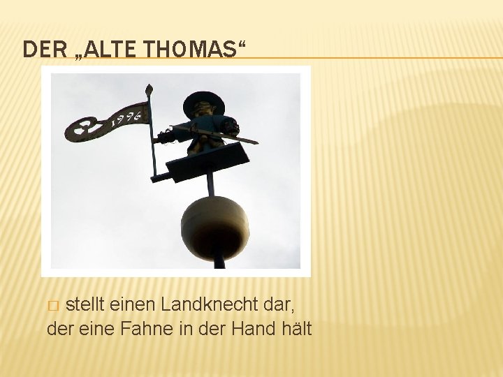 DER „ALTE THOMAS“ stellt einen Landknecht dar, der eine Fahne in der Hand hält