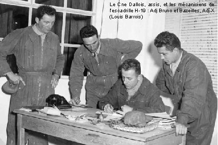 Le Cne Dallois, assis, et les mécaniciens de l’escadrille H-19 : Adj Bruno et