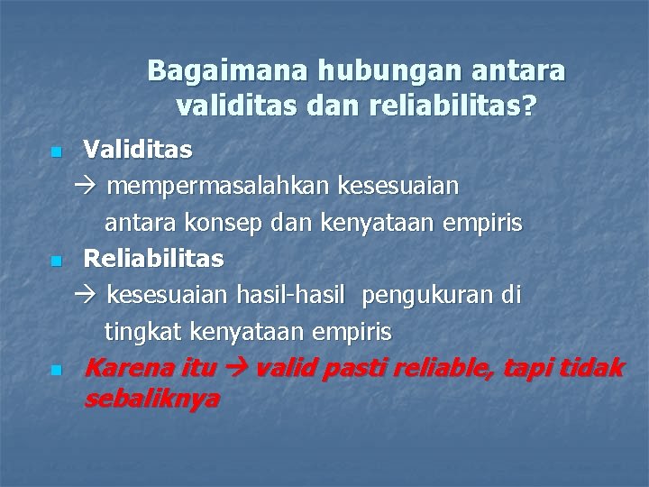 Bagaimana hubungan antara validitas dan reliabilitas? n n n Validitas mempermasalahkan kesesuaian antara konsep