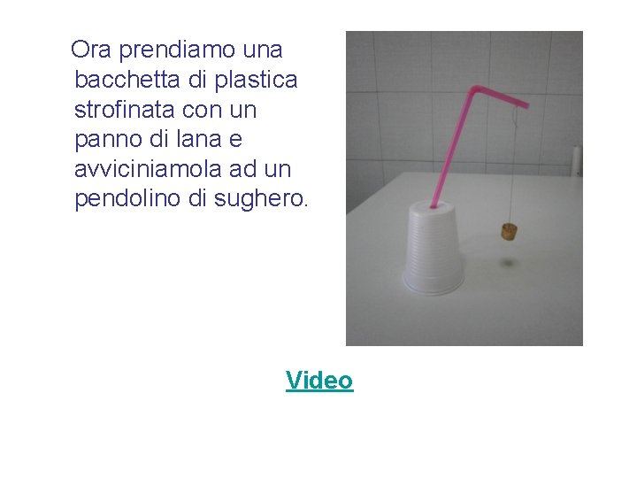 Ora prendiamo una bacchetta di plastica strofinata con un panno di lana e avviciniamola
