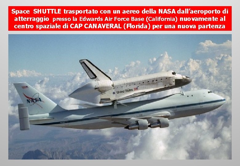 Space SHUTTLE trasportato con un aereo della NASA dall’aeroporto di atterraggio presso la Edwards