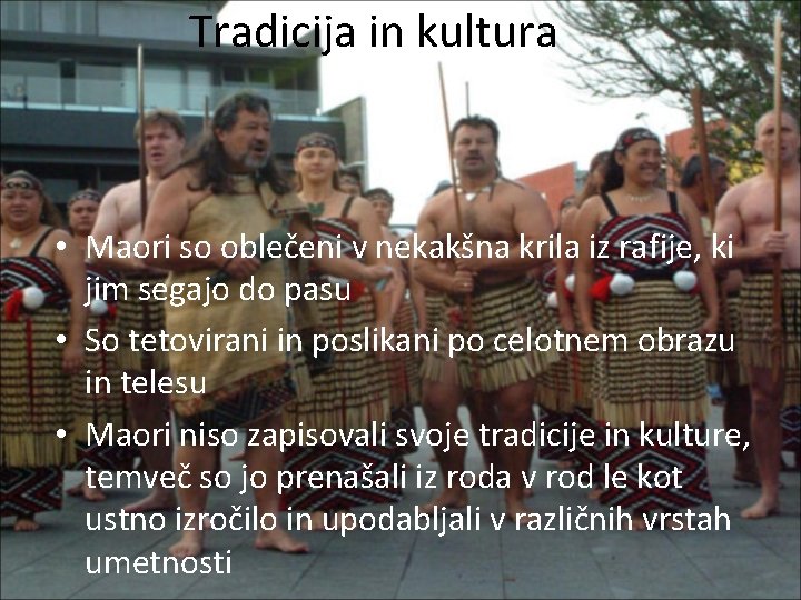 Tradicija in kultura • Maori so oblečeni v nekakšna krila iz rafije, ki jim
